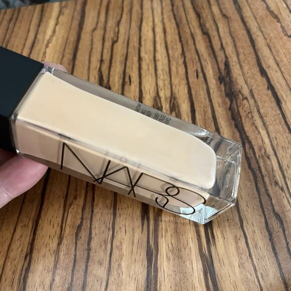 Nars Natural Radiant Longwear Foundation Light 4.5 Vienna 1fl.oz./ 30ml - Picture 3 of 5